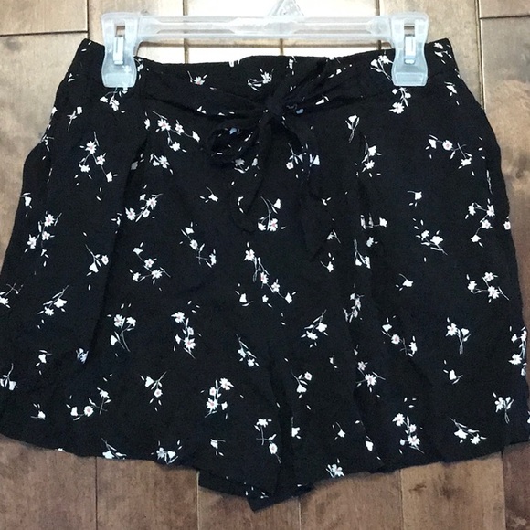 Dynamite Pants - Dynamite Floral Tie Shorts- Black- Size M